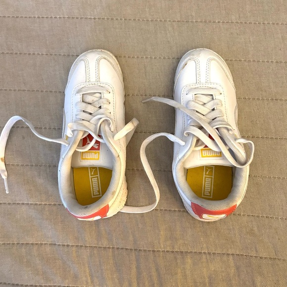 Girls Puma Roma Sneakers - Picture 2 of 4